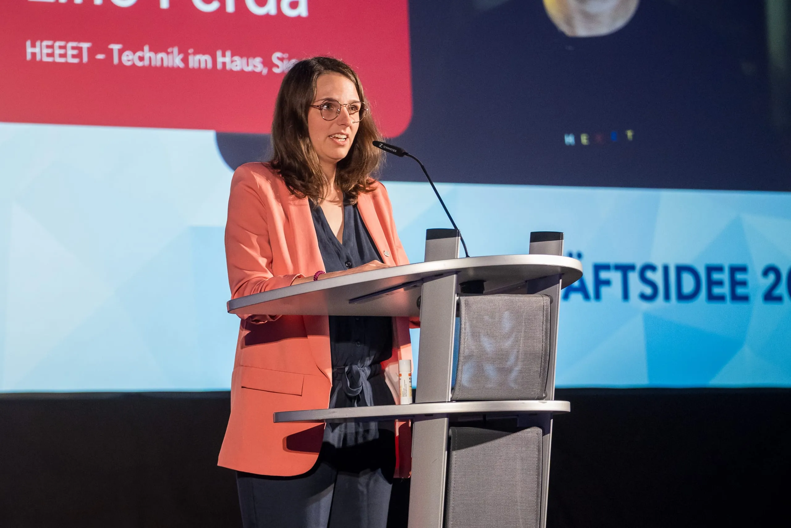 Und los geht’s! Erste Laudatorin ist Sara Hofmann, frisch gewählte neue Bundesvorsitzende der Junioren des Handwerks. Die Kategorie: „Top Geschäftsidee“.