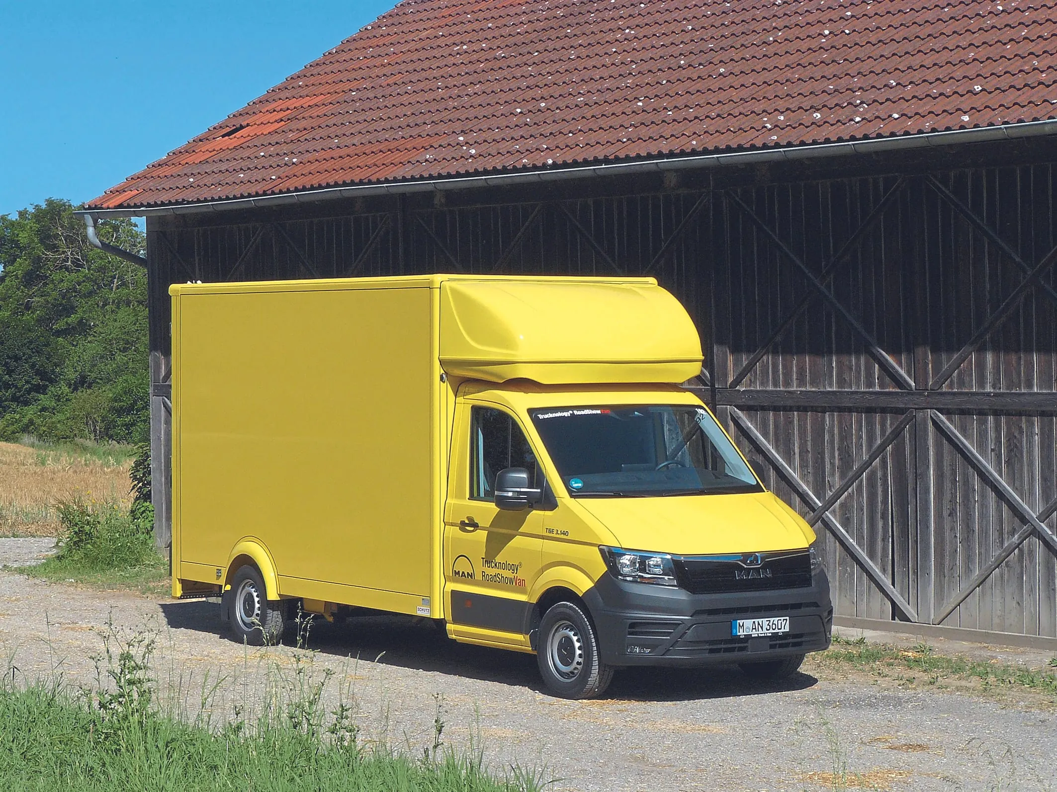 Breit­beiniger Koffer: Schutz-Aufbau auf TGE mit Tiefrahmen.