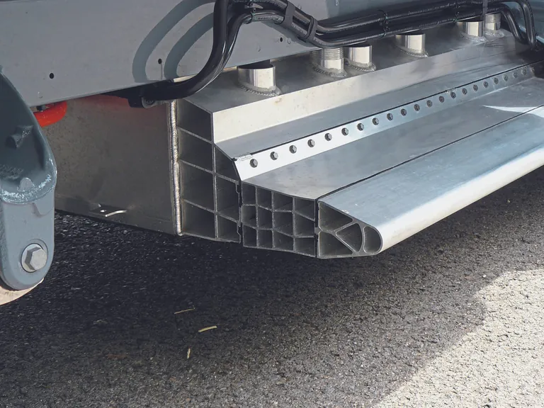 Gut gesch&uuml;tzt: Seitliche Aluminiumprofile sichern die Batterie ab.