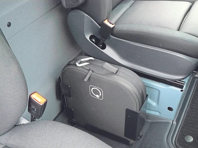 Typisch Mercedes: Das Ladekabel ist bestens geordnet am Fahrersitz montiert.