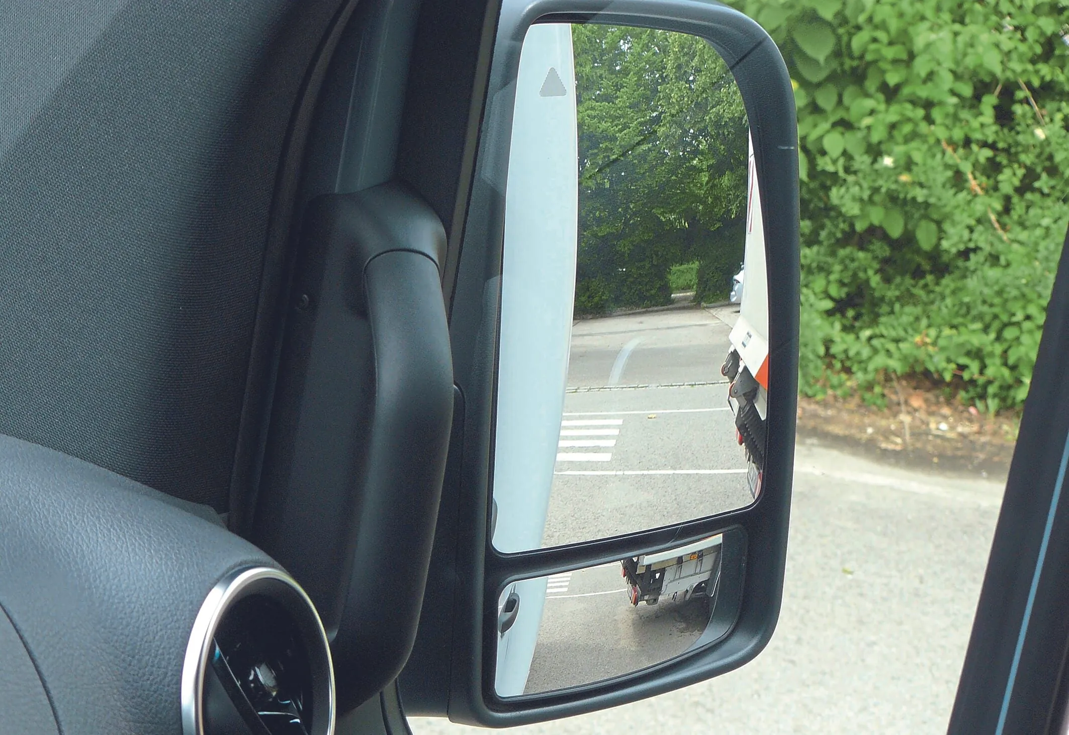 Eingeschr&auml;nkten R&uuml;cksicht: Ob Spiegel oder Kamera, das geht besser.