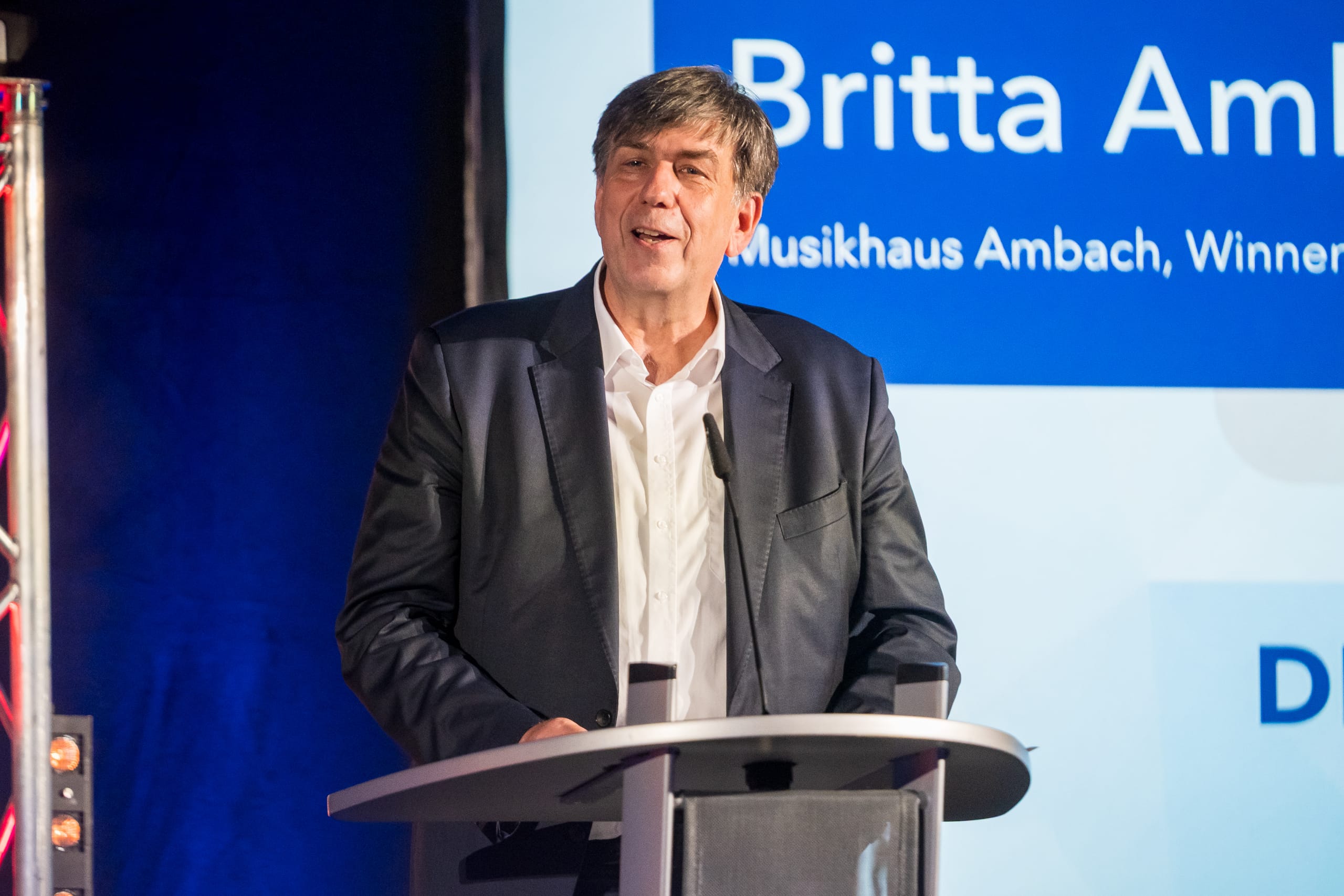 Die Laudatio der Kategorie „Top Gründerin“ hält Jan Peter Kruse, Verlagsleiter von Holzmann Medien.