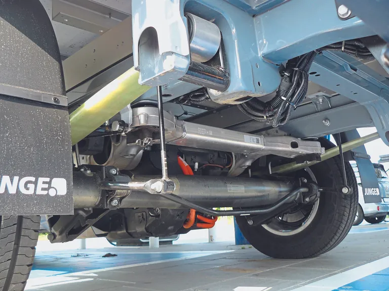 Viel Durchblick: GfK-Blattfeder, De-Dion-Achsf&uuml;hrung, Aluminium-Aufh&auml;ngung.