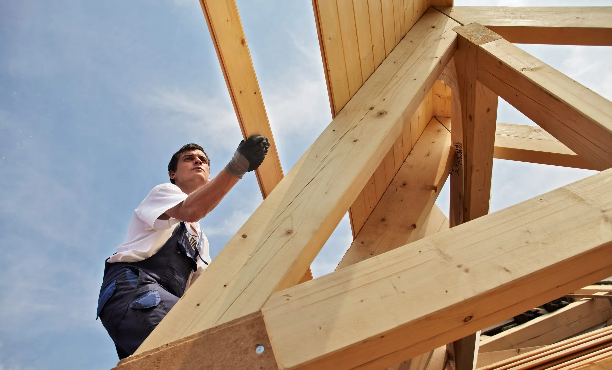 Nachhaltig, effizient und zukunftsorientiert: Das Holzbau-Handwerk setzt 2025 auf Digitalisierung, Sanierung und qualifizierten Nachwuchs.