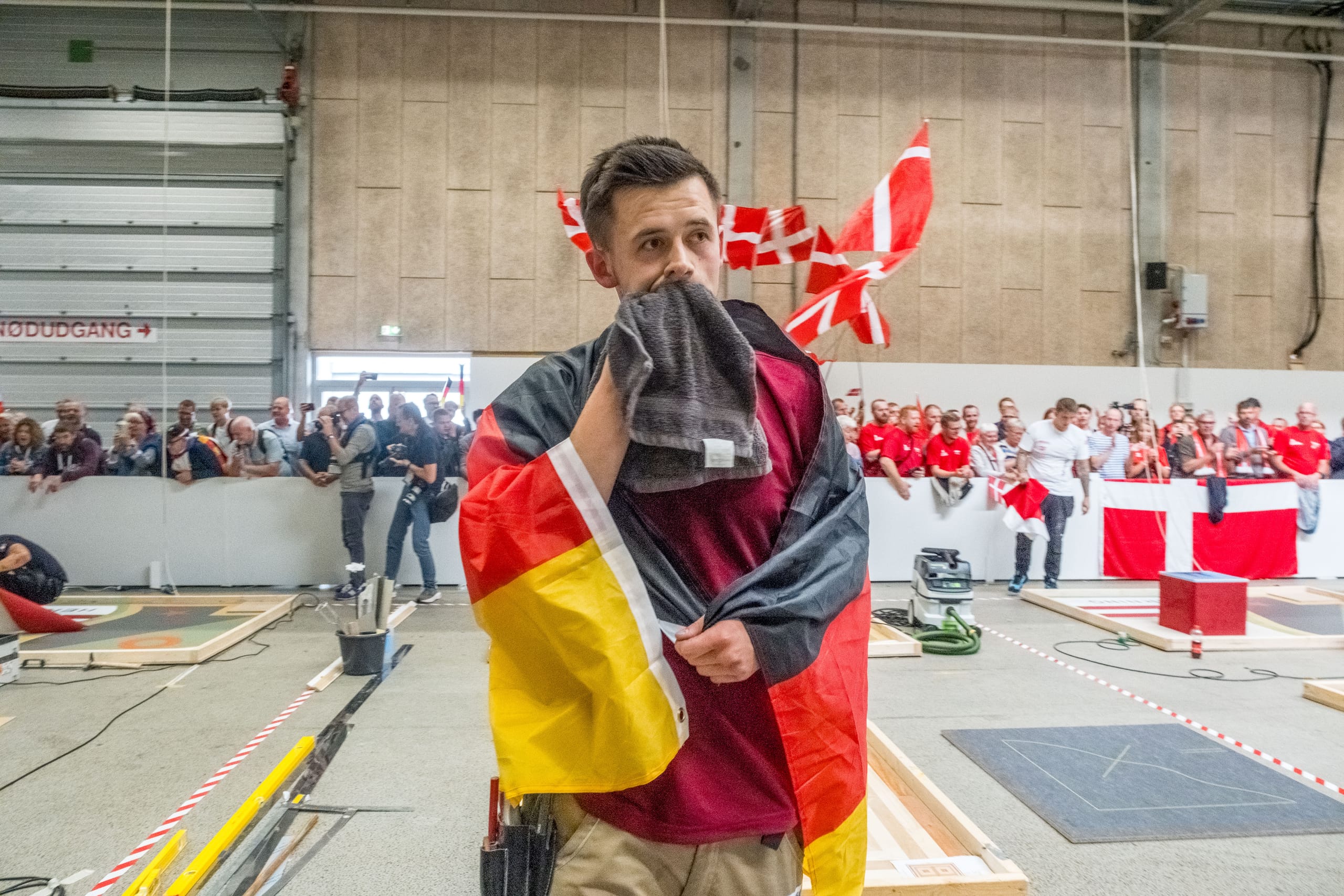 Boden- und Parkettleger Jan Dirkschnieder.