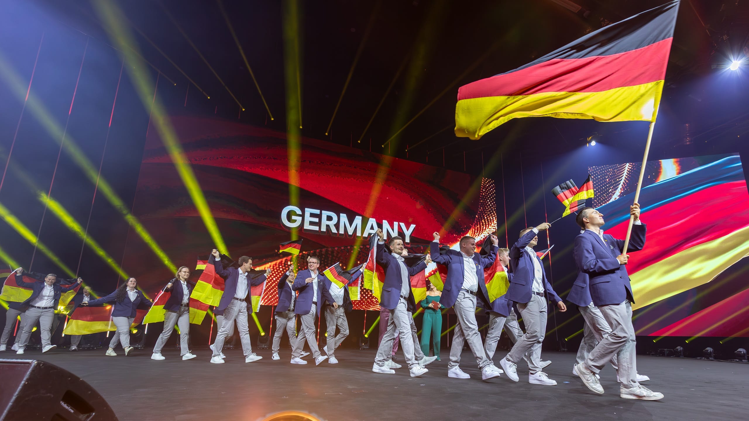 Die deutschen Teilnehmerinnen und Teilnehmer auf der B&uuml;hne der EuroSkills 2025.