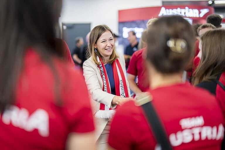 Bundesministerin Claudia Plakolm verabschiedete die jungen Talente am Flughafen.