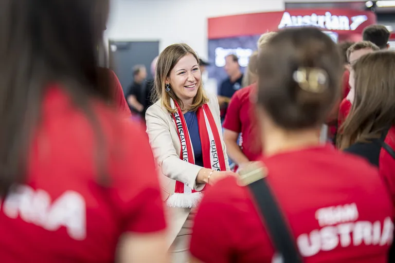 Bundesministerin Claudia Plakolm verabschiedete die jungen Talente am Flughafen.