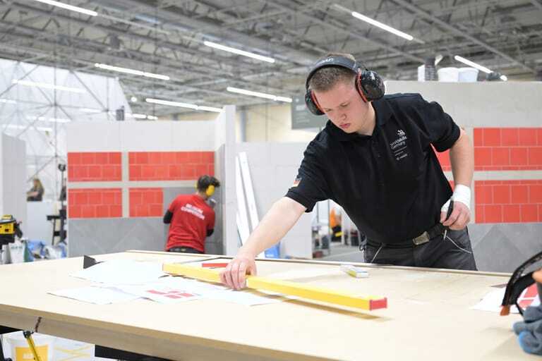 Fliesenleger Luis Brauner bei den EuroSkills 2025 in Herning.