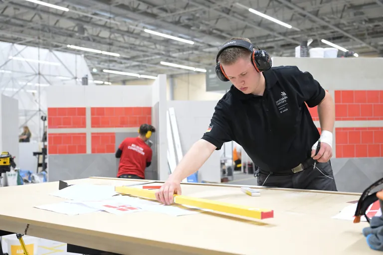 Fliesenleger Luis Brauner bei den EuroSkills 2025 in Herning.