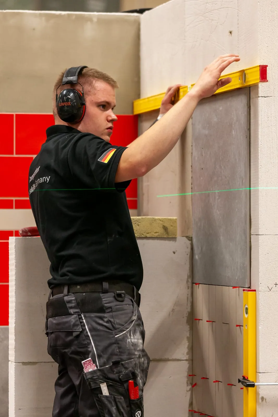 Fliesenleger Luis Brauner bei den EuroSkills 2025 in Herning.