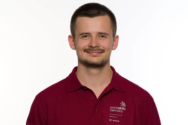 Parkett- und Bodenleger Jan Dirkschnieder tritt im Skill "Floor Laying" bei den EuroSkills 2025 in Herning an.