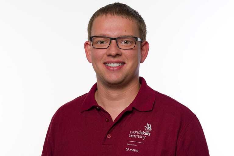 Elektroniker f&uuml;r Automatisierungstechnik Kimi W&ouml;&szlig;ner tritt im Skill "Mechatronics" an.