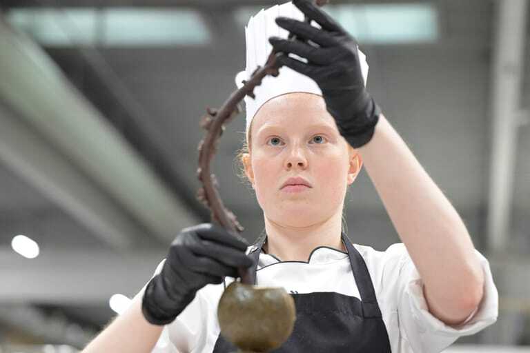 Konditorin Olivia H&auml;nsig bei den EuroSkills 2025 in Herning.