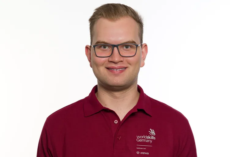 Elektroniker für Energie und Gebäudetechnik Pascal Büschel tritt im Skill "Electrical Installations" bei den EuroSkills 2025 in Herning an.