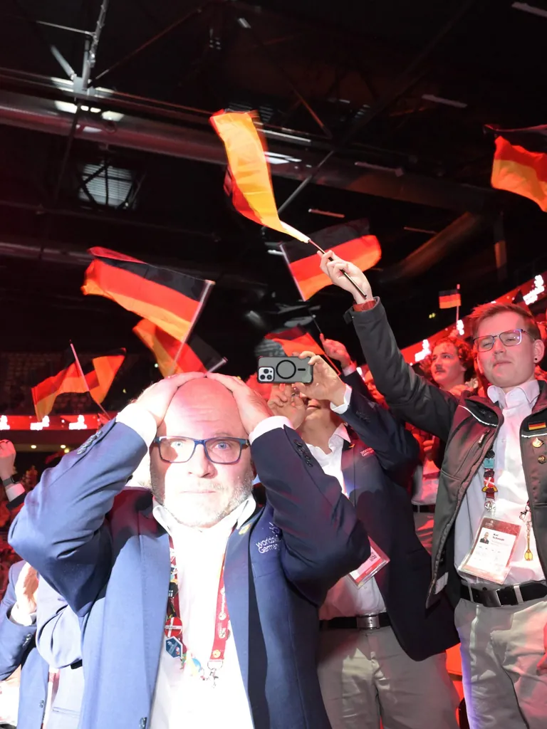 Die deutsche Delegation bejubelt die Medaillen bei den EuroSkills 2025 in Herning auf der Tribüne.