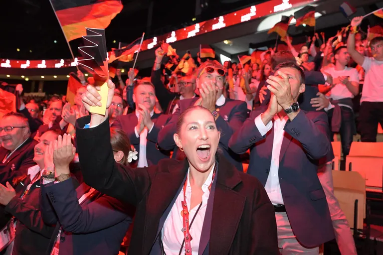Team Germany jubelt auf der Tribüne.