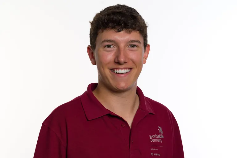 Elektroniker für Automatisierungstechnik Timo Dietrich tritt im Skill "Mechatronics" an.