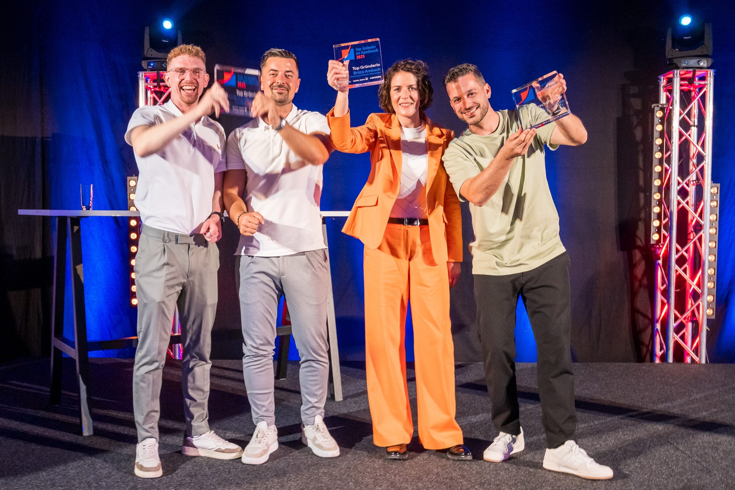 Alle Preisträger auf einen Blick: Philipp Steiert (li.) und Dennis Vonderstraß (2.v.li.), Britta Ambach sowie Lino Ferda (re.). Lasst Euch feiern!