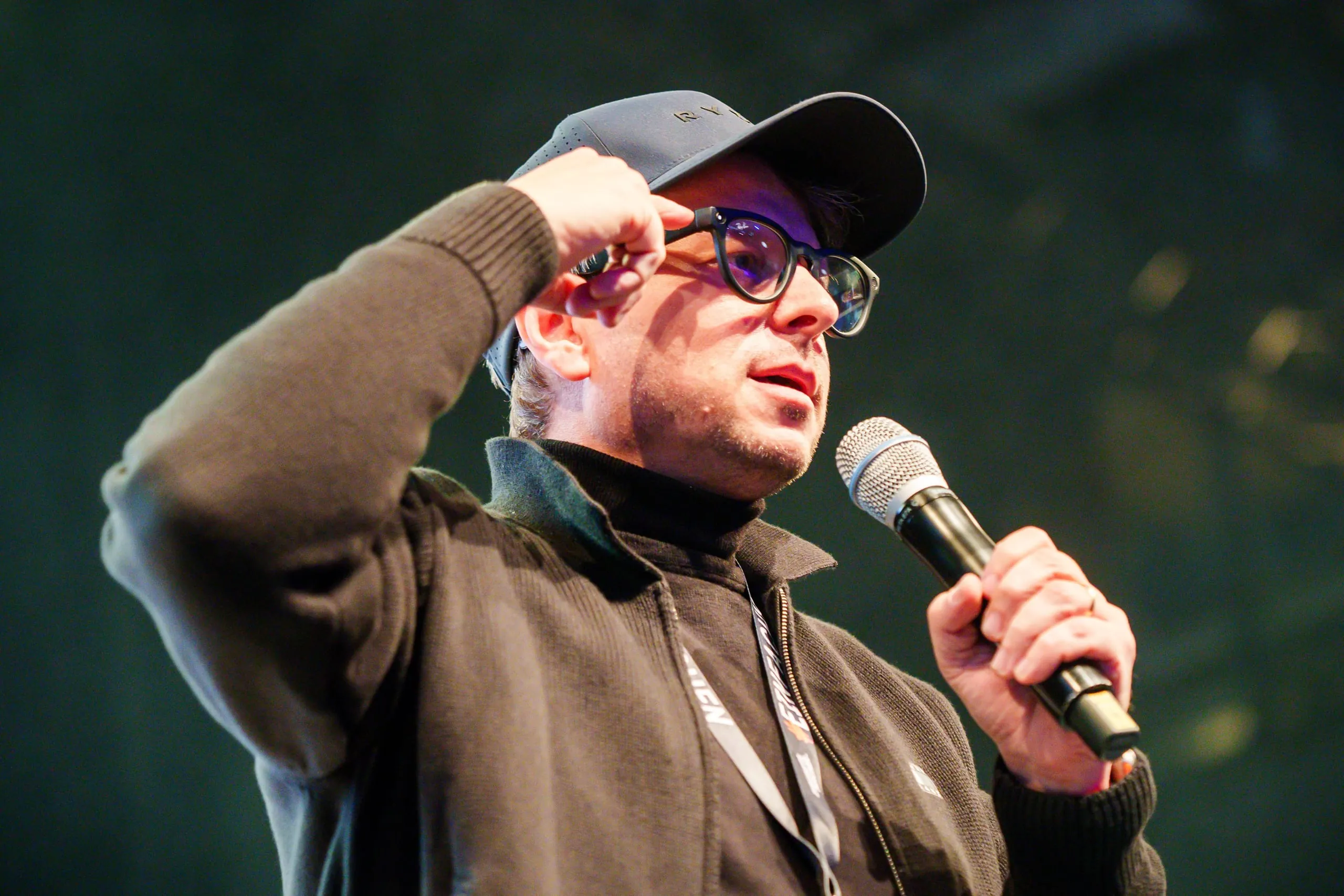 Christoph Krause, Innovationsberater beim Mittelstand-Digital Zentrum Handwerk, trägt die neue Ray-Ban-Brille von Meta, die künstlich-intelligentes Arbeiten ermöglicht..