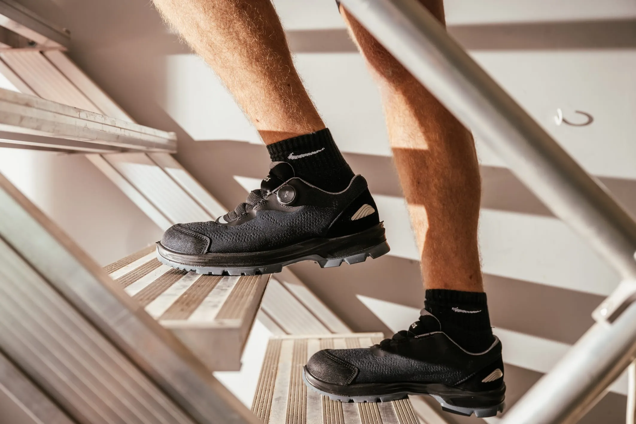 Beim Steigen auf Treppen und Leitern muss der Schuh perfekt sitzen.