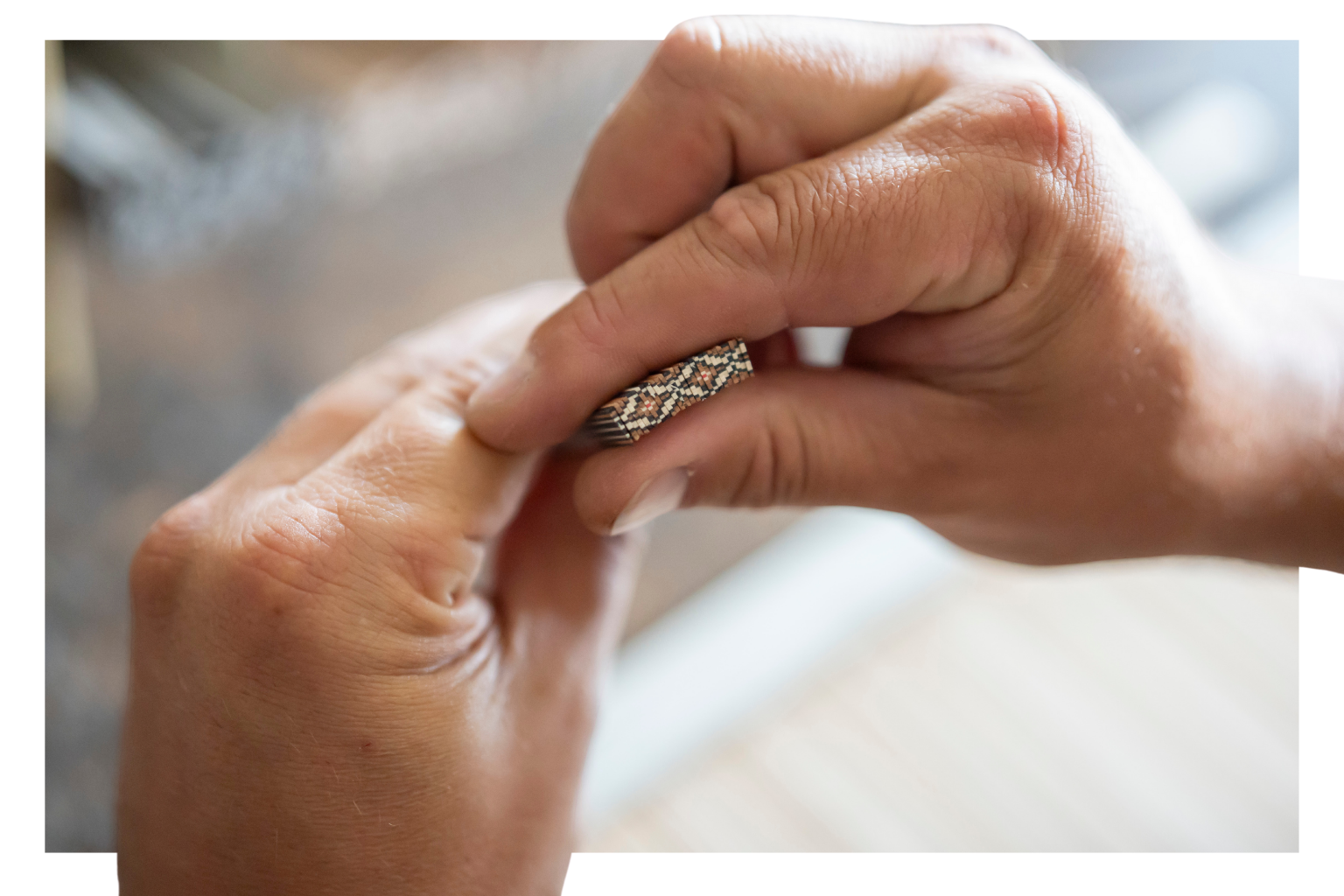 Die Herstellung der Holzmosaike ist Handarbeit durch und durch.