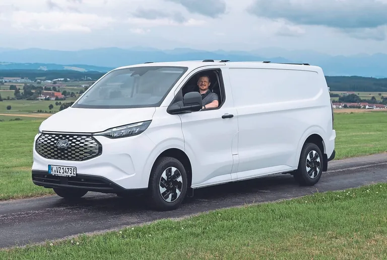 Tester Ludwig Filser: &bdquo;Das Schwimmen im Verkehr ohne Motorger&auml;usche war sehr angenehm&rdquo;, erkl&auml;rte der Metzgermeister nach der Testphase. Sein Fahrzeug: der E-Transit Custom von Ford.
