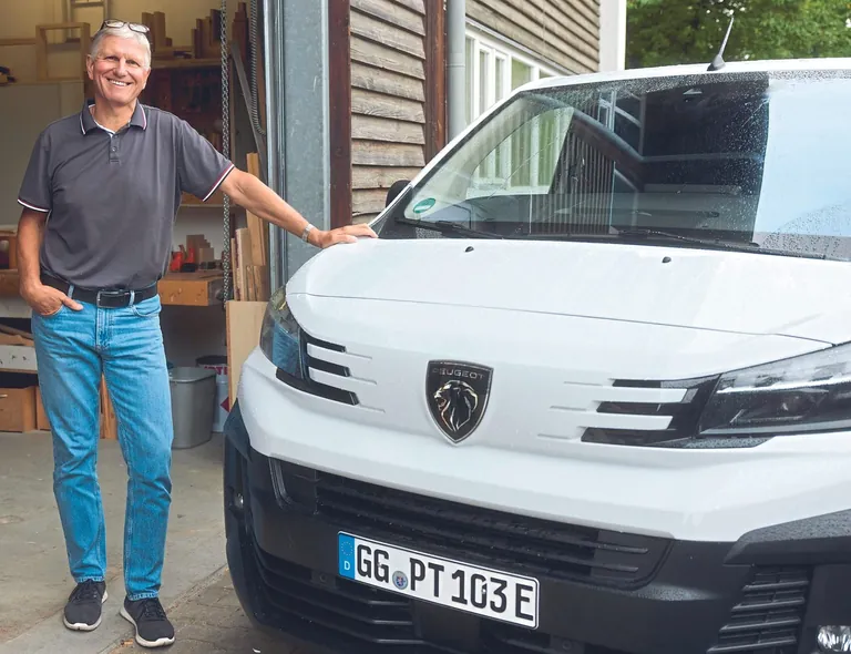 Werner Plaschke, Betriebsinhaber aus Ismaning bei M&uuml;nchen, testete den Peugeot E-Expert Kastenwagen.