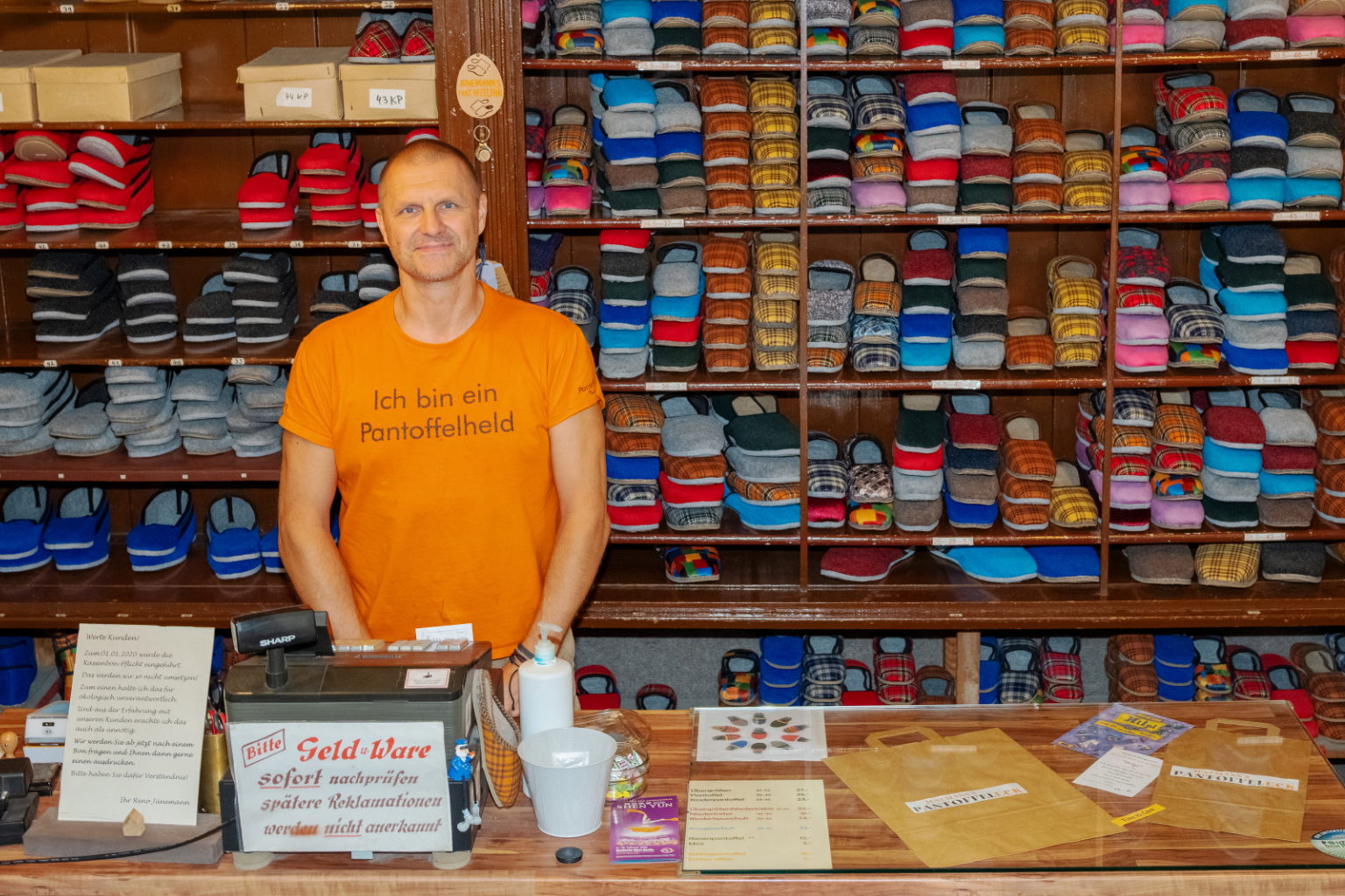 Jünemann hinter der Verkaufstheke seiner Werkstatt in Berlin.