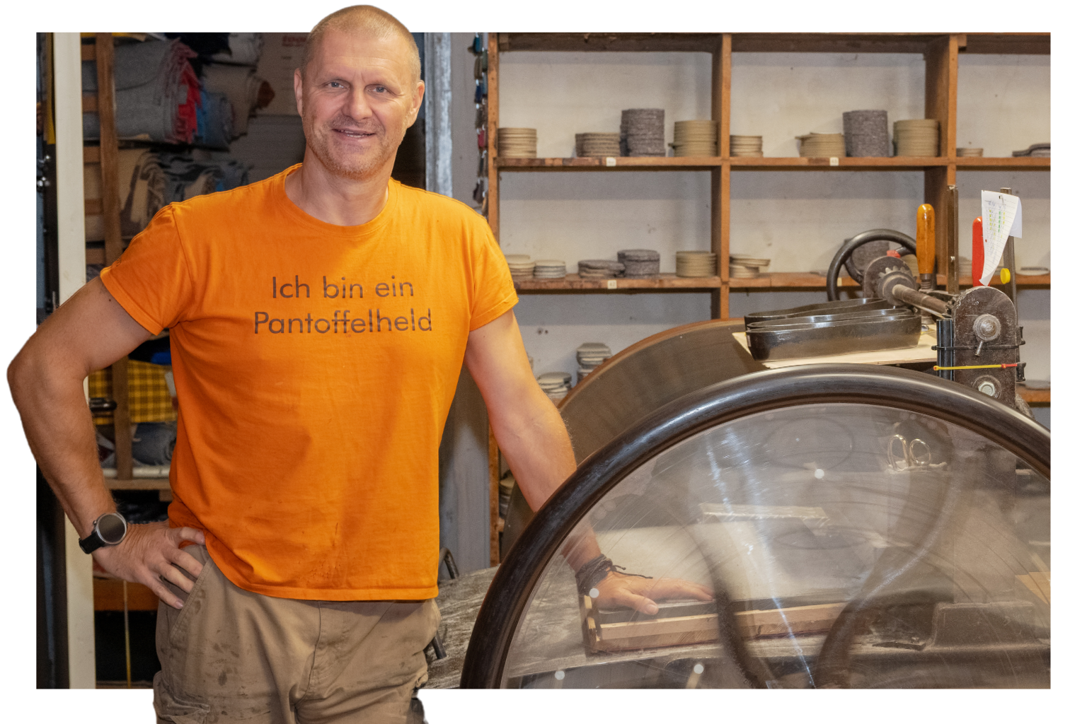 Pantoffelmacher Reno Jünemann arbeitet im selben Raum, in dem schon sein Vater und seine Tanten genäht haben – vieles ist noch im Originalzustand.