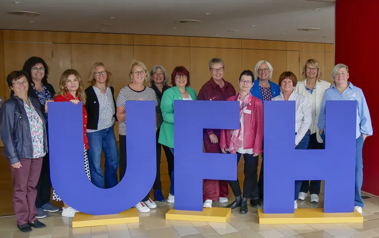 Die UFH-Amberg mit der bayerischen Landesvorsitzenden Claudia Beil in der Mitte (mit roter Brille).