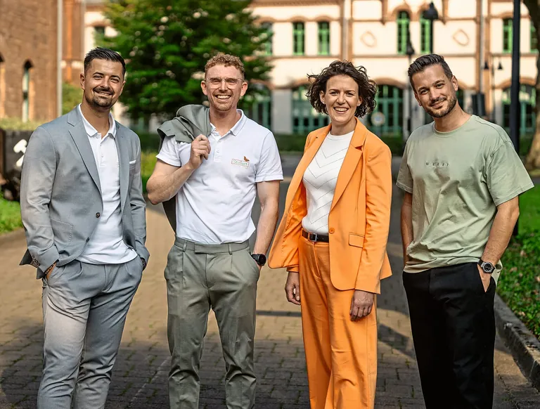 Die Preistr&auml;ger des Awards Top Gr&uuml;ner im Handwerk 2025: Dennis Vonderstra&szlig;, Philipp Steiert, Britta Ambach und Lino Ferda