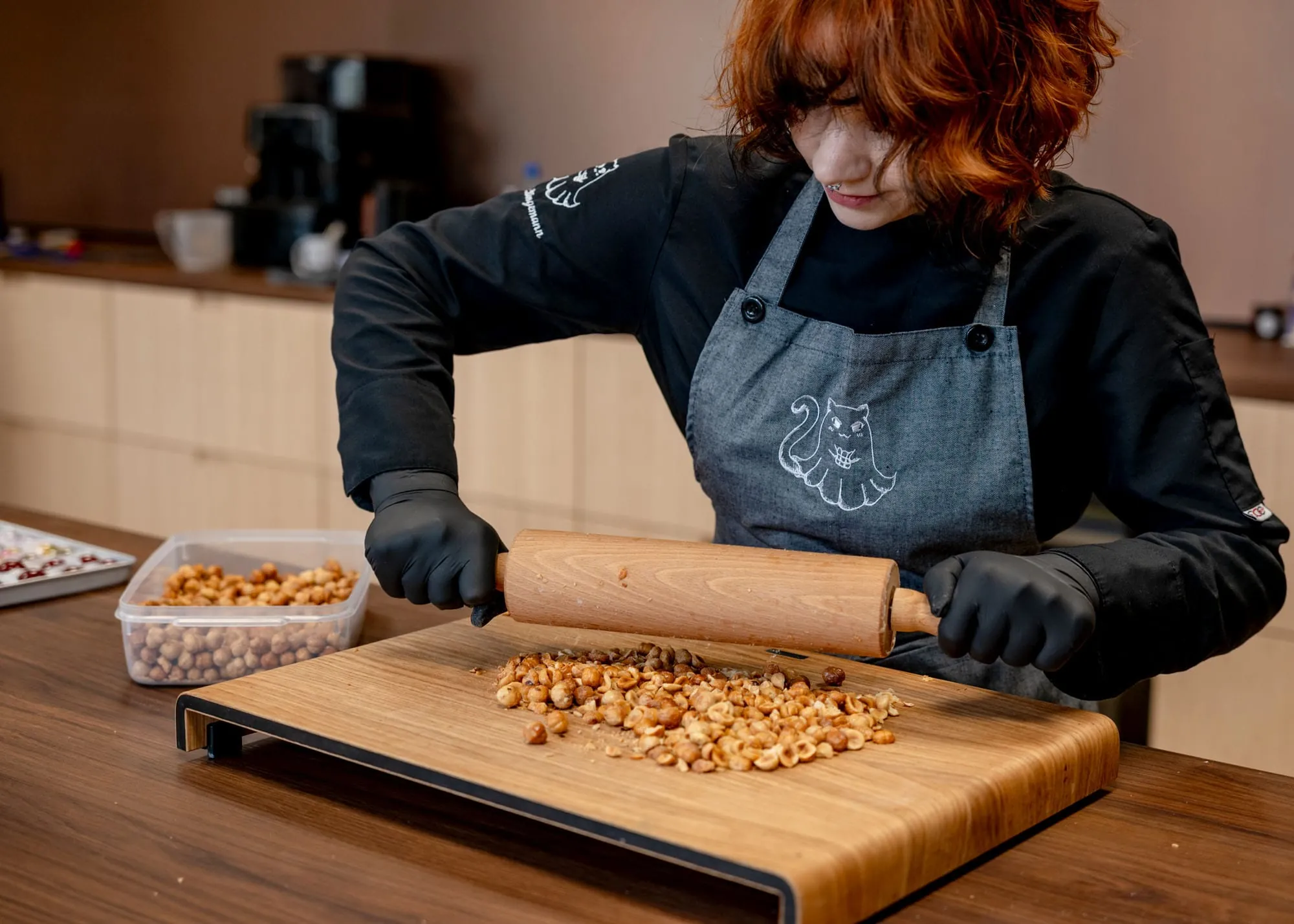 Handarbeit von Anfang an: Für ihre Kreationen zerkleinert Tessa Bingemann die Nüsse selbst – so bleibt jede Zutat frisch und kontrollierbar.