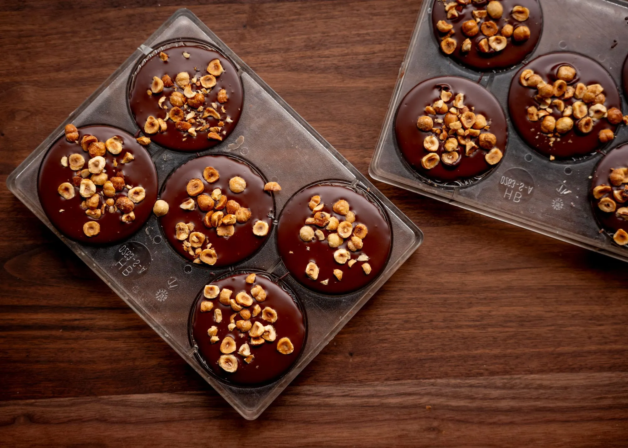 Genuss fürs Auge und den Gaumen: Die fertigen Pralinen mit knackigen Nüssen.