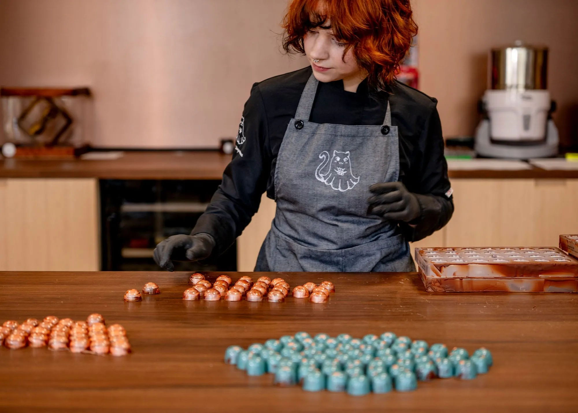 Der spannende Moment: Nach vier Tagen Arbeit löst Tessa Bingemann die bunt bemalten Pralinen vorsichtig aus der Form.