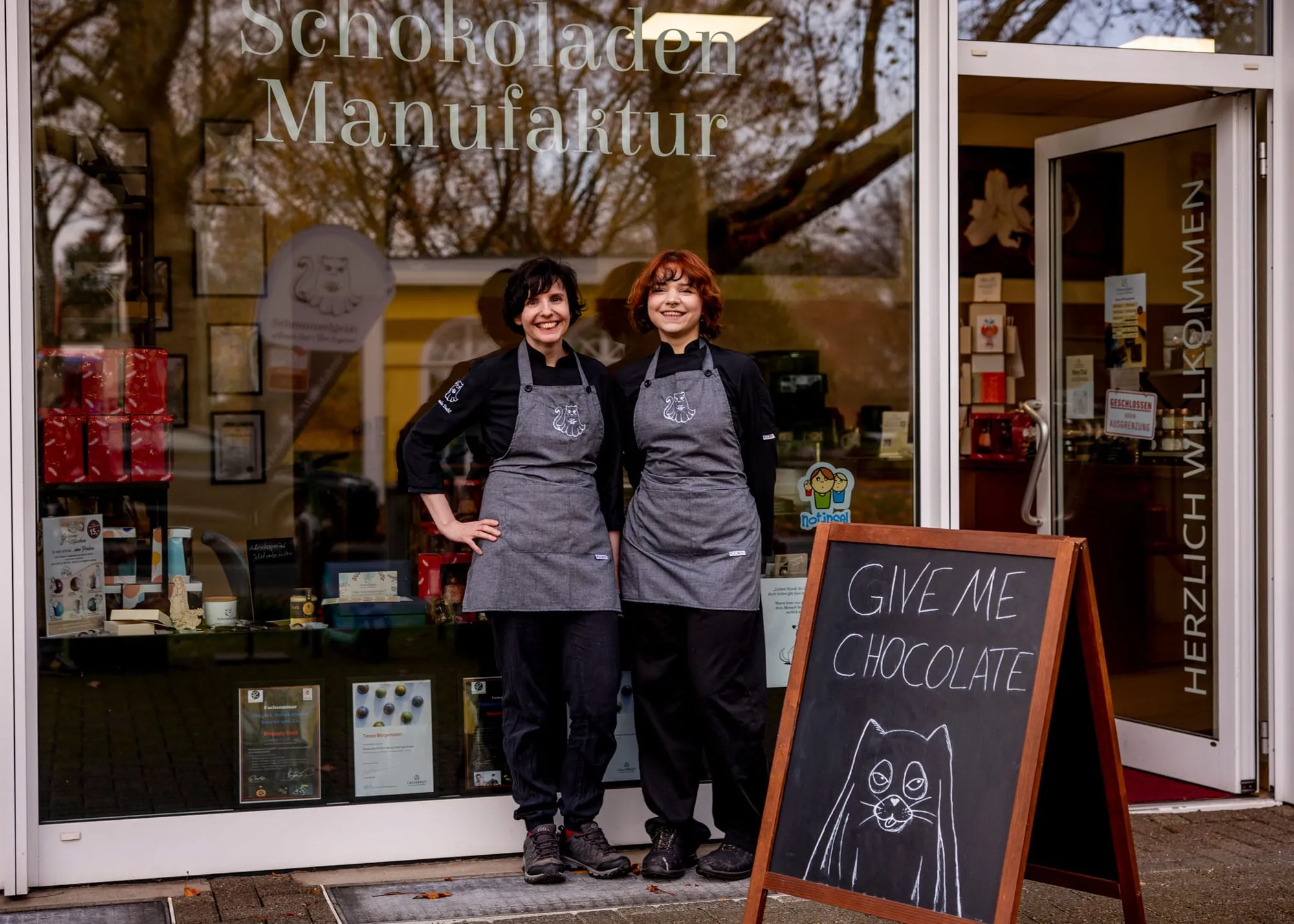 Offenheit als Konzept: Vor dem großen Schaufenster laden Amanda Dahl und Tessa Bingemann dazu ein, Handwerk transparent zu erleben.