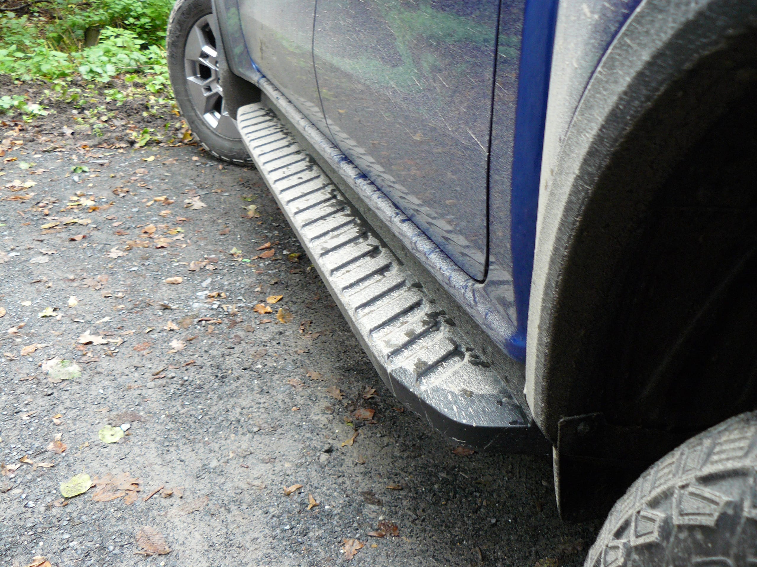 Schutz und Schmutz: Trittbretter schützen Karosserie-Weichteile und sauen Hosen ein.