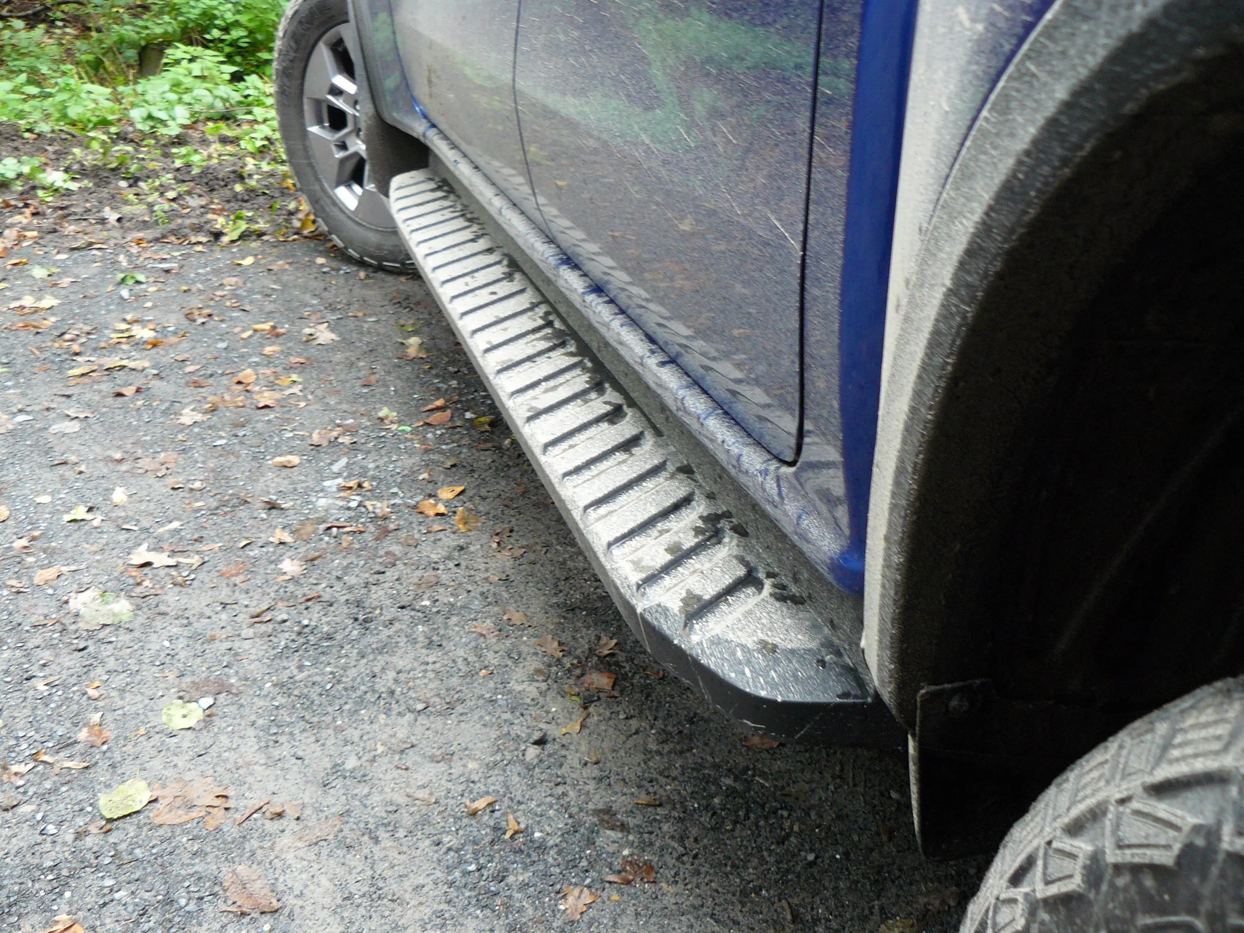 Schutz und Schmutz: Trittbretter schützen Karosserie-Weichteile und sauen Hosen ein.