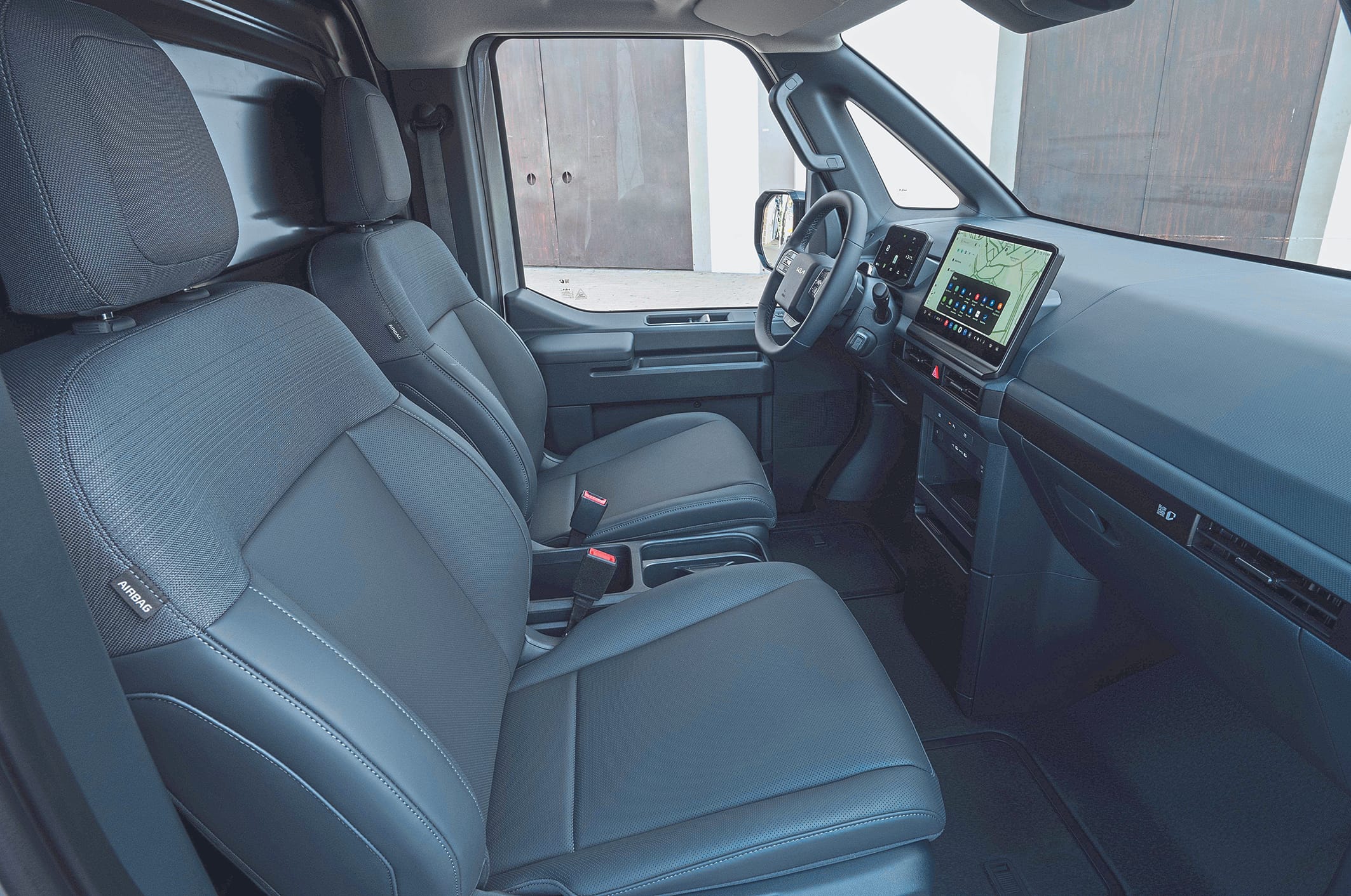 Reichlich Platz: Zwei große Handwerker kommen gut unter, der Doppelsitz folgt.