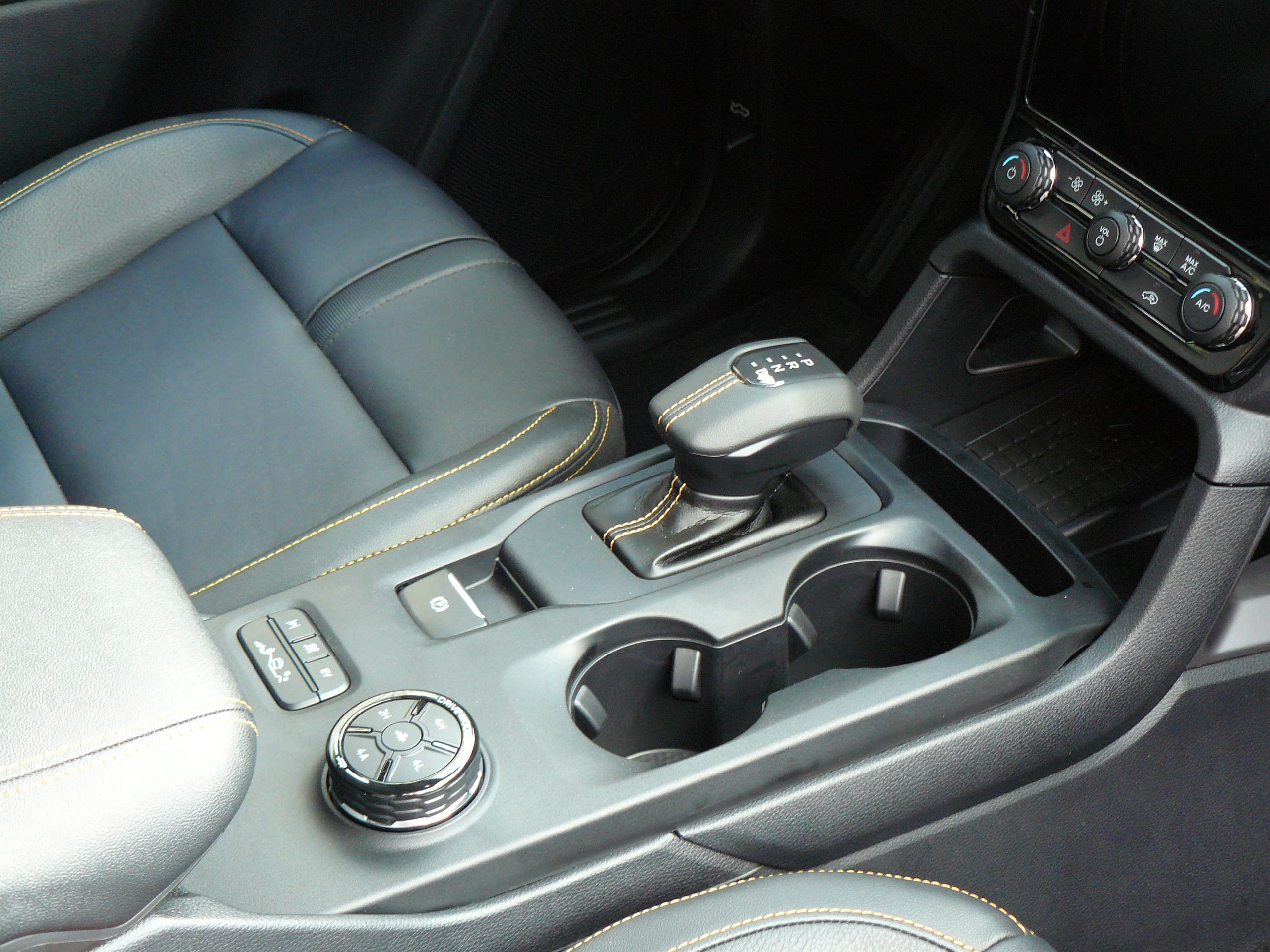 Schaltzentrale: Bedienknauf, Drehregler und Tasten für den perfekten Antrieb.