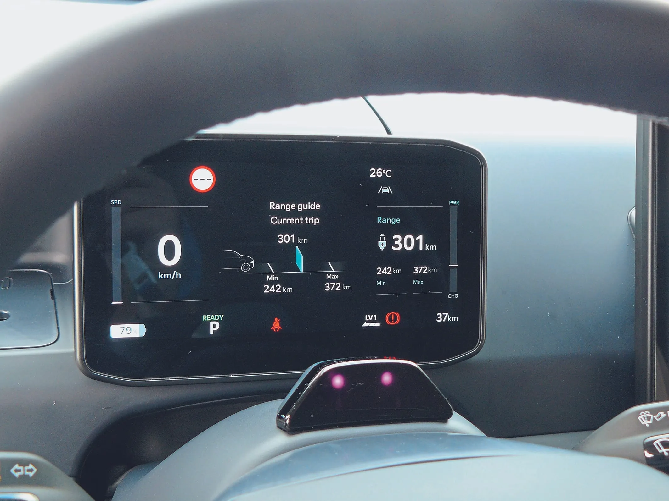 Viele Zahlen: Angaben im kompakten Display des E-Transporters.