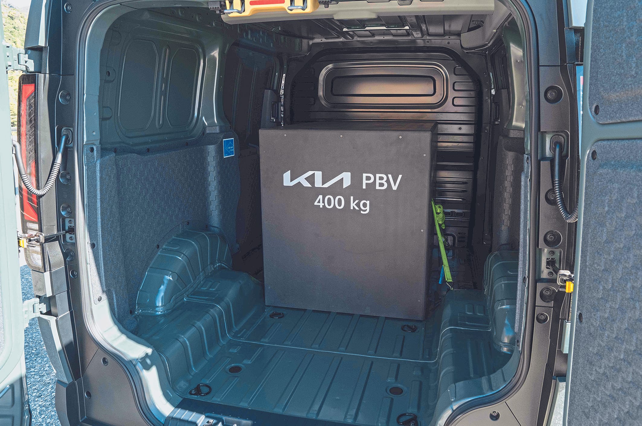 Spannender Laderaum: schlanke Schiebetür, extrem niedrige Ladekante, störende Einbauten um die Radkästen.