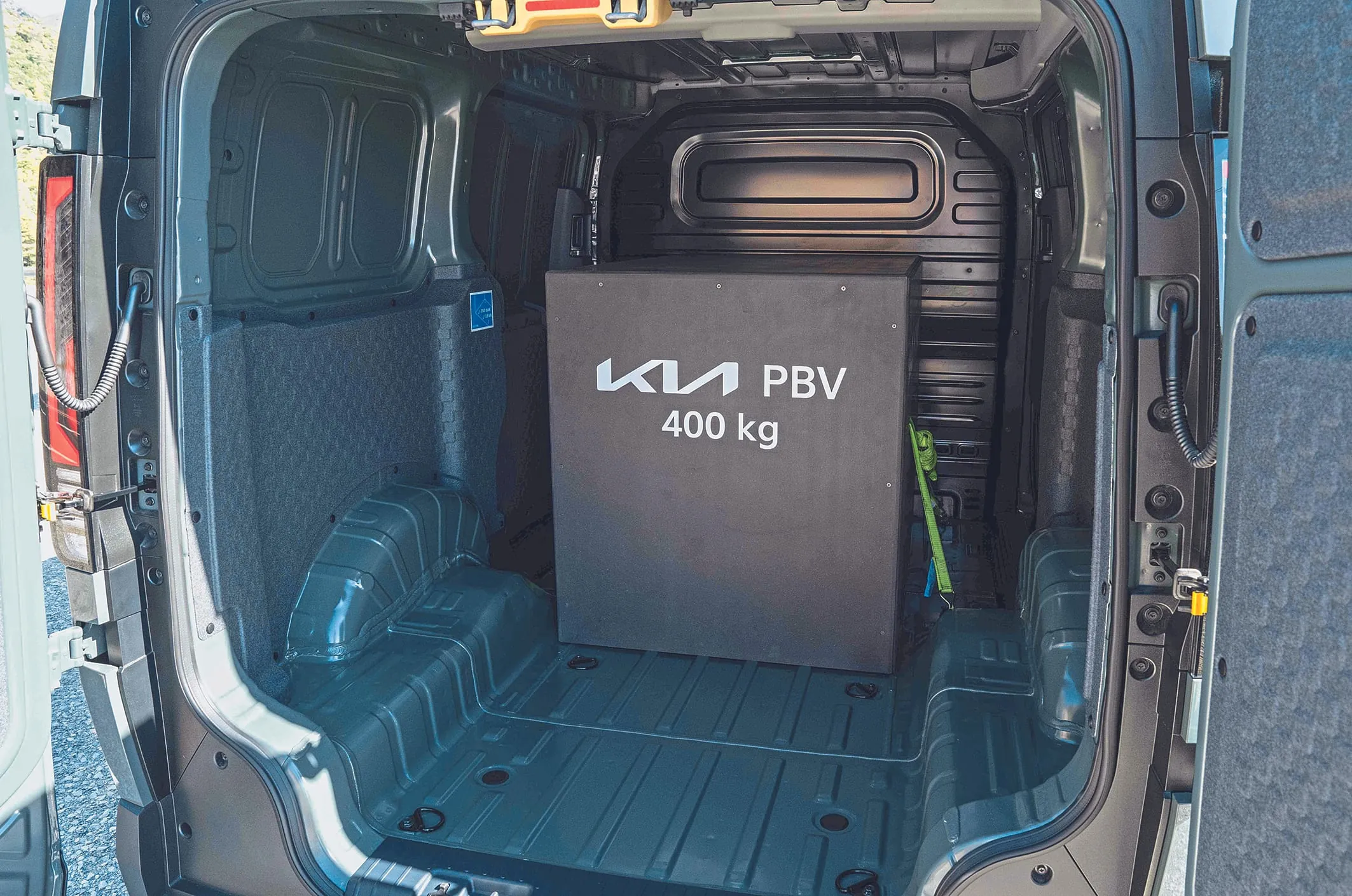 Spannender Laderaum: schlanke Schiebetür, extrem niedrige Ladekante, störende Einbauten um die Radkästen.