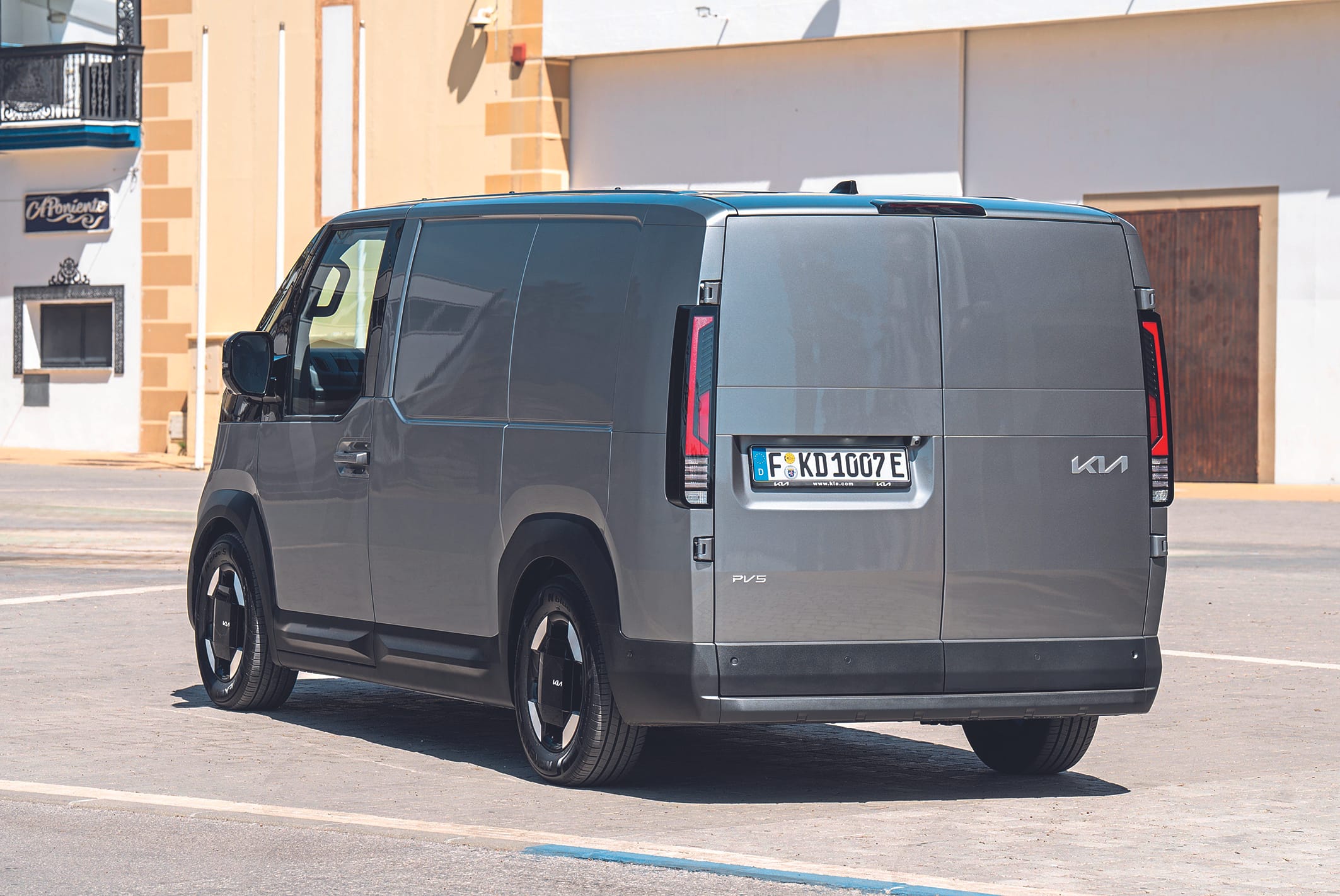 Gut geschützt: die glattflächige und aerodynamisch durchgestaltete Karosserie des Kia PV5.