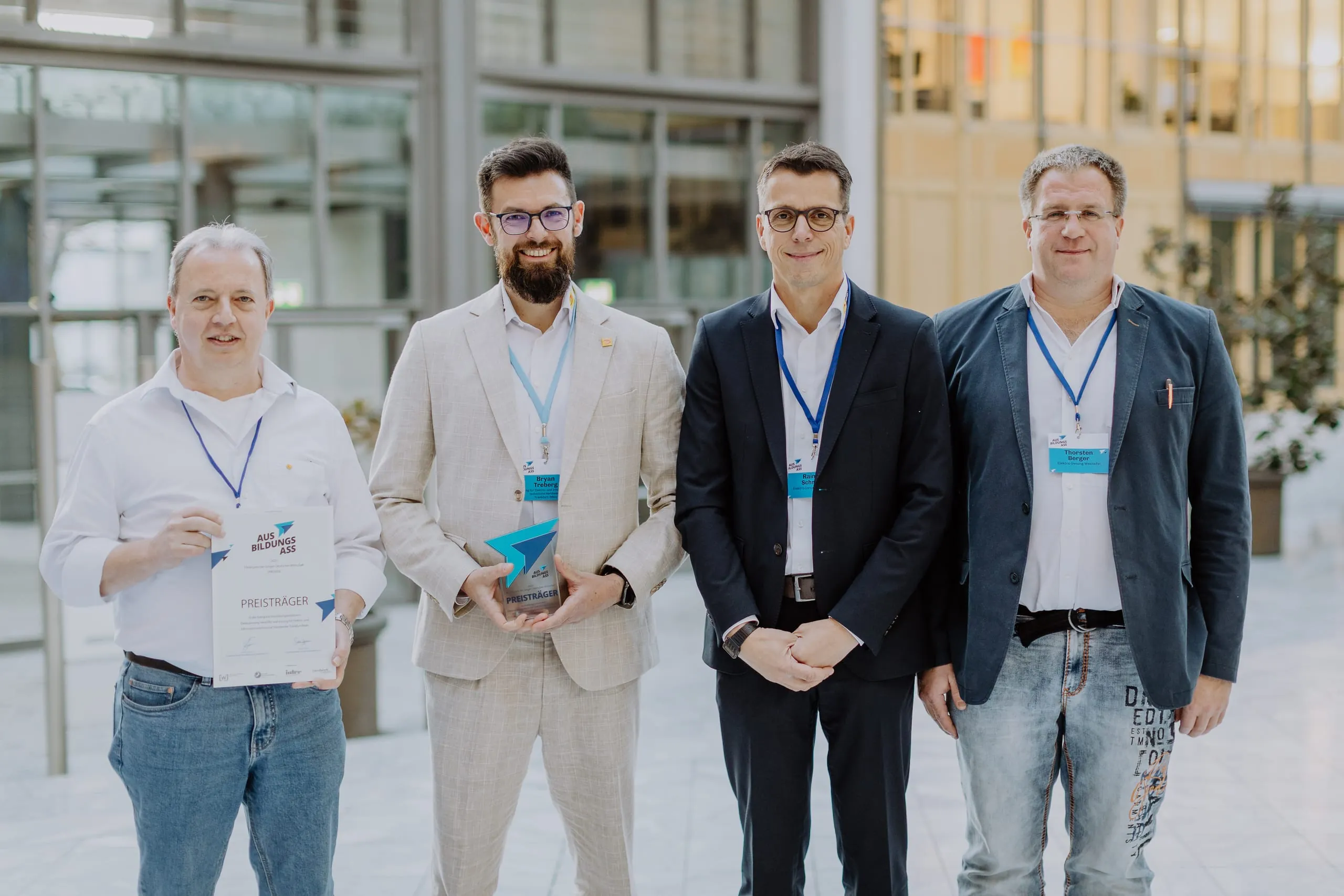 Auch in Sachen "Ausbildungsinitiativen" liegt das Handwerk vorne: Der erste Platz in dieser Kategorie ging an die Elektroinnung Westeifel sowie die Innung für Elektro- und Informationstechnische Handwerke Frankfurt am Main.