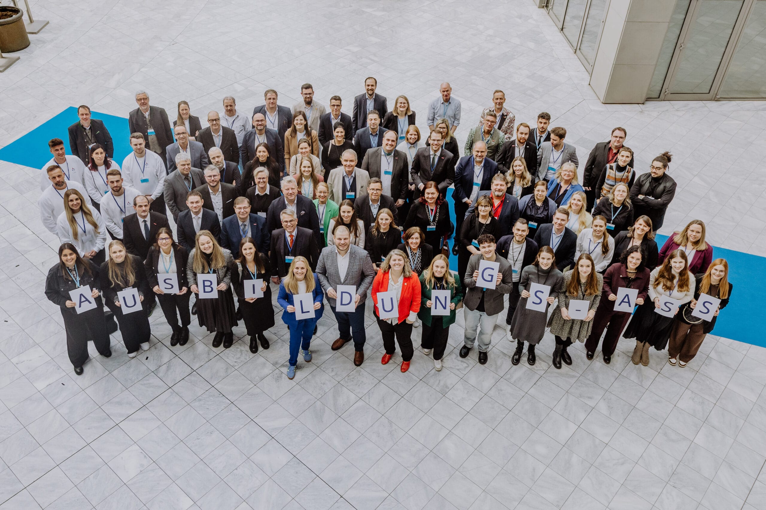 Alle Teilnehmerinnen und Teilnehmer der diesjährigen Preisverleihung.