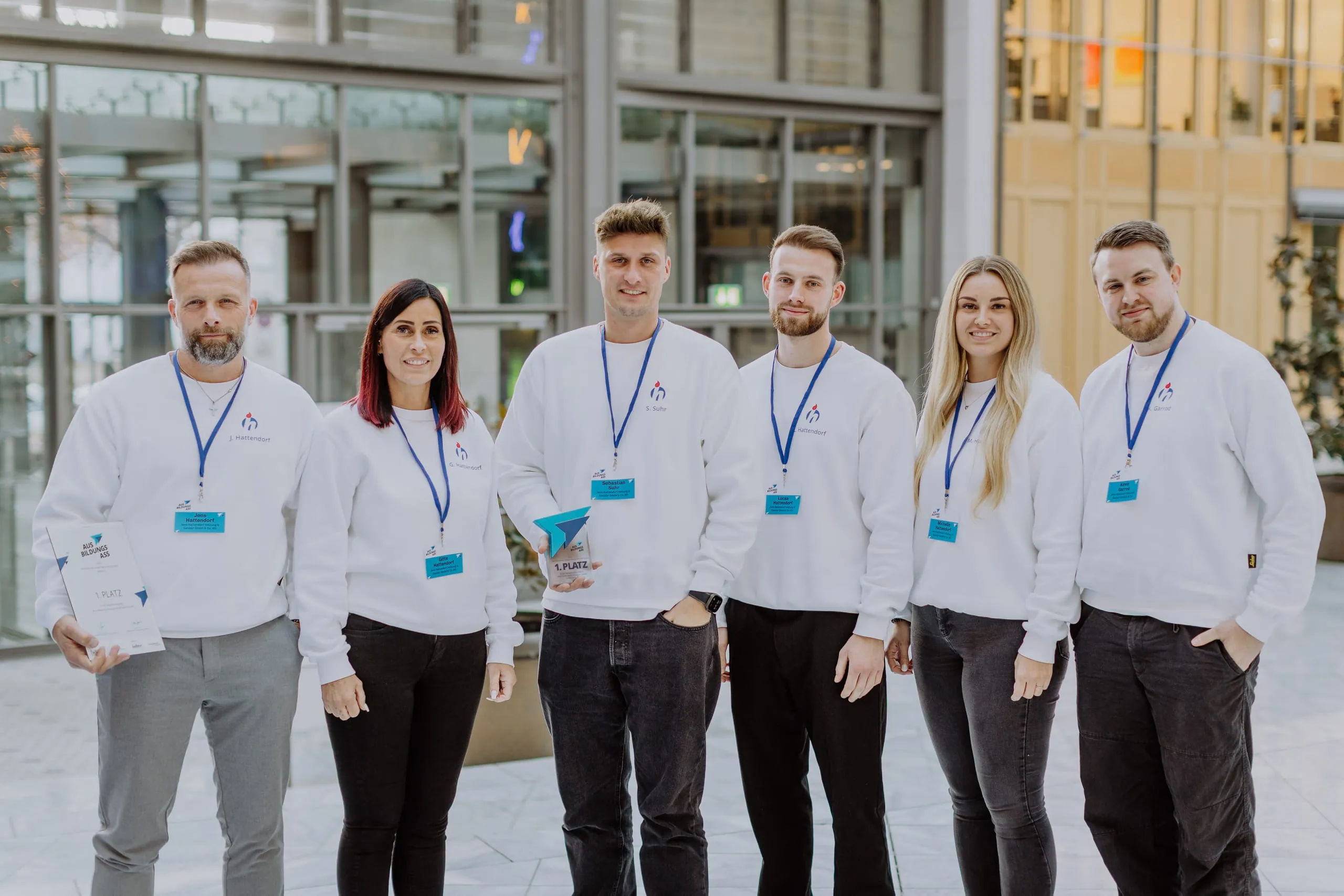 Erster Platz in der Kategorie "Handwerk": Die Jens Hattendorf Heizung & Sanitär GmbH & Co. KG in Norderstedt wurde für ein wertschätzendes und praxisnahes Ausbildungskonzept mit Azubi-Haus und dreistufigem Fördermodell prämiert, das reale Entwicklungsperspektiven bietet.