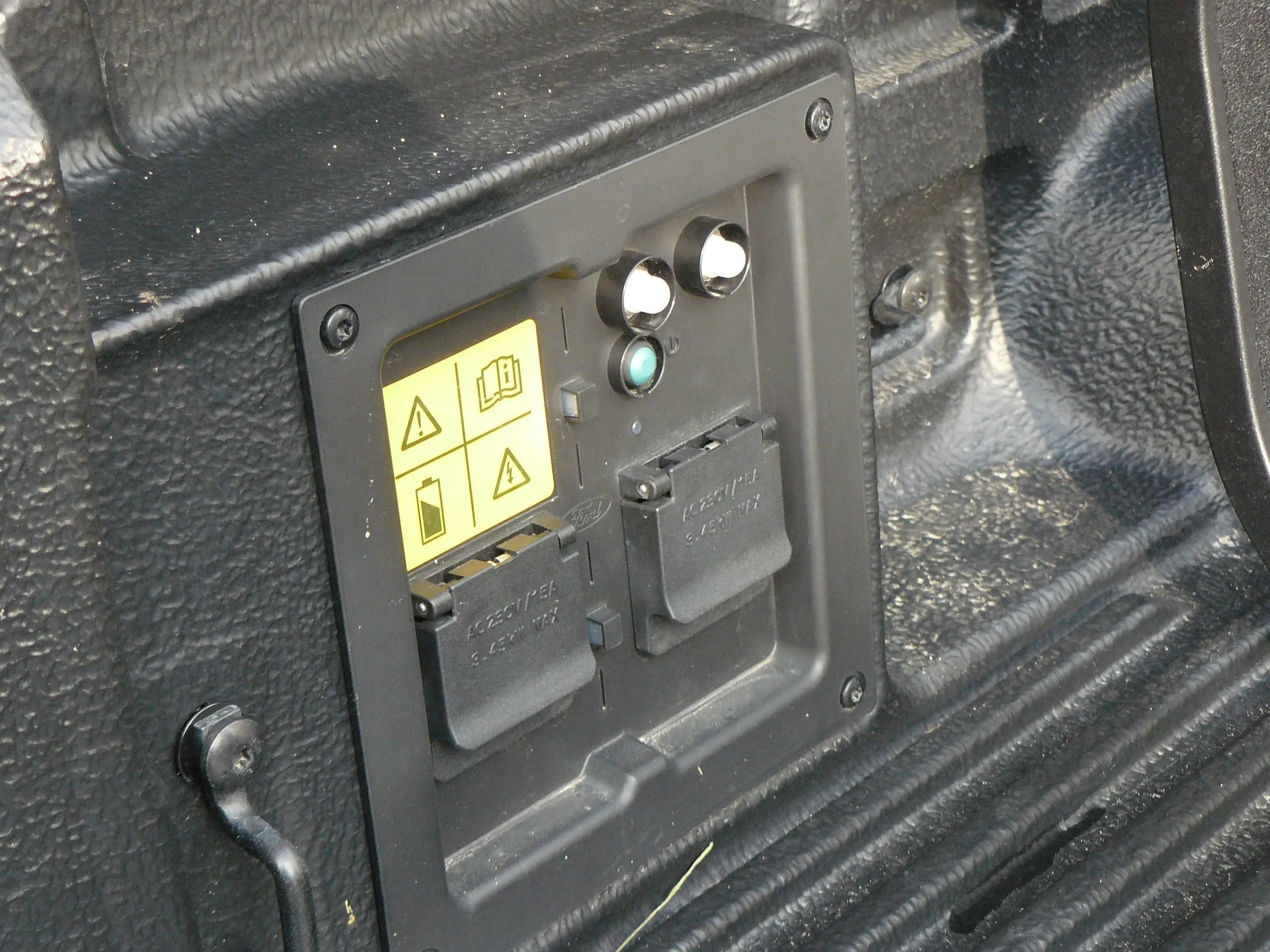 Zwei 230-Volt-Steckdosen versorgen Elek­trowerkzeuge mit Strom.