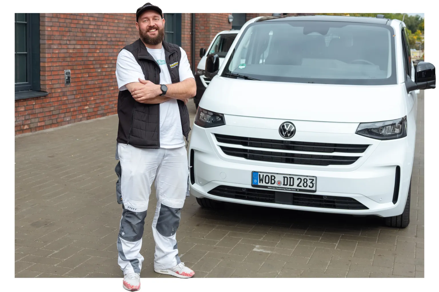 Testfahrt in der Hauptstadt: Maler- und Lackierermeister Julian Szczepanski und die ­neueste Generation des VW Transporter.