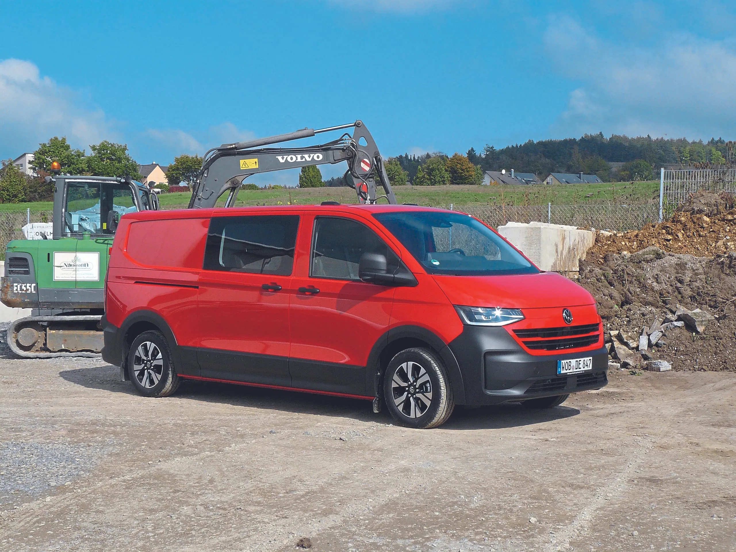 VW Transporter mit L-Trennwand: Kastenwagen für Tools und Team